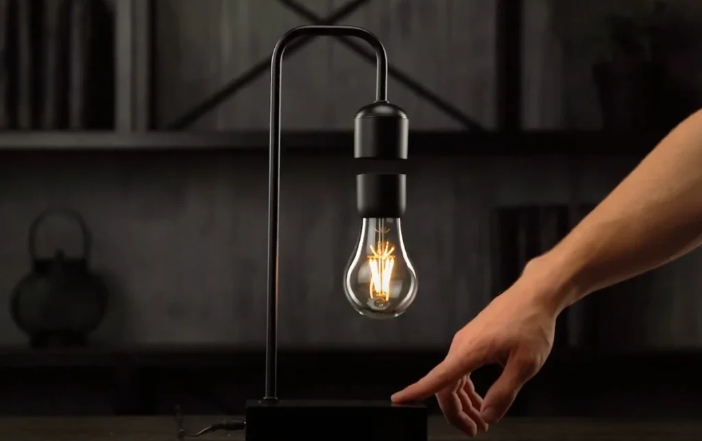 Gravita - Fun Floating Lamp